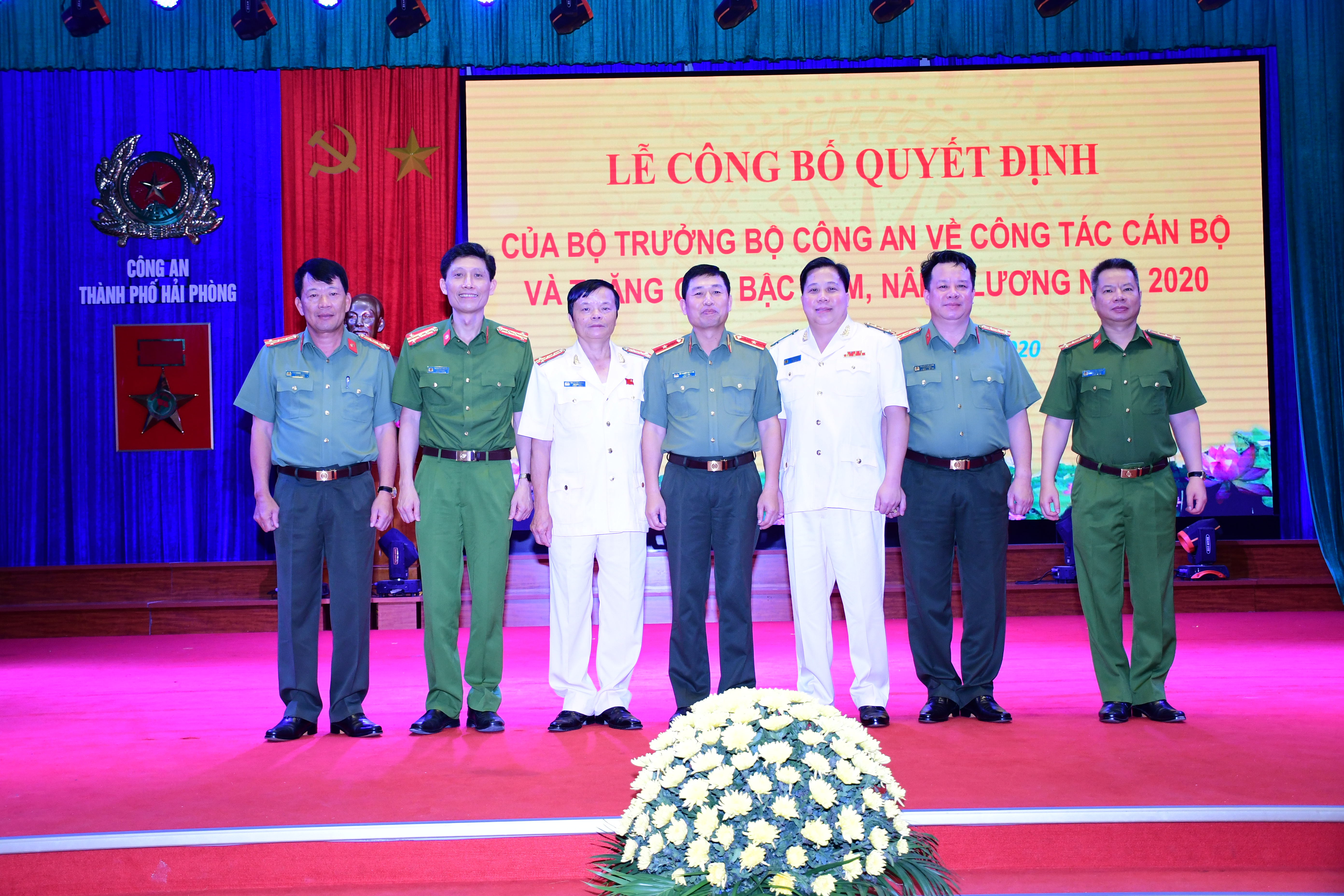 Công bố quyết định của Bộ trưởng Bộ Công an về nâng lương, thăng cấp bậc hàm sỹ quan CAND